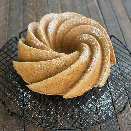 Nordic Ware Platinum Collection Original 10- to 15-Cup Bundt Pan and Deluxe Bundt  Cake Keeper: Buy Online at Best Price in UAE 
