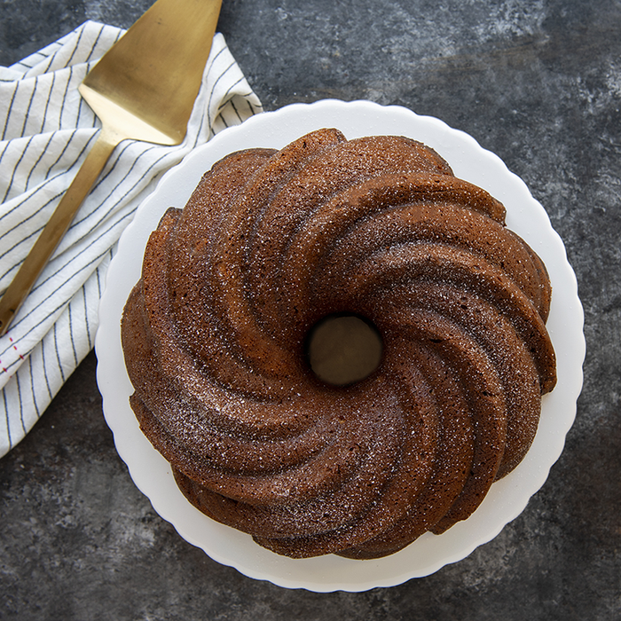 Nordic Ware Platinum Collection Original 10- to 15-Cup Bundt Pan and Deluxe Bundt  Cake Keeper: Buy Online at Best Price in UAE 