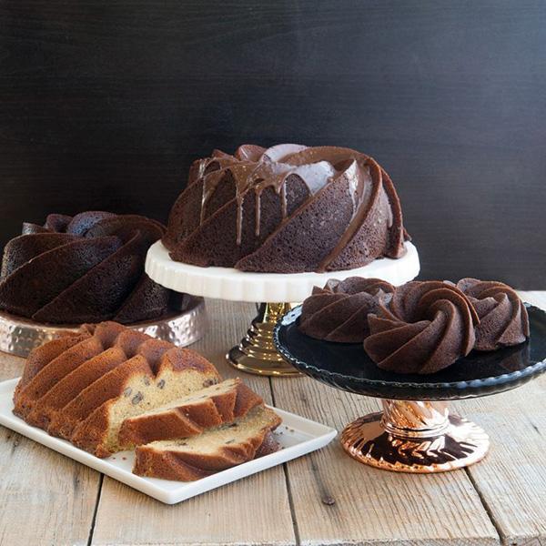Nordic Ware Deluxe Bundt Cake Keeper - Kitchen & Company