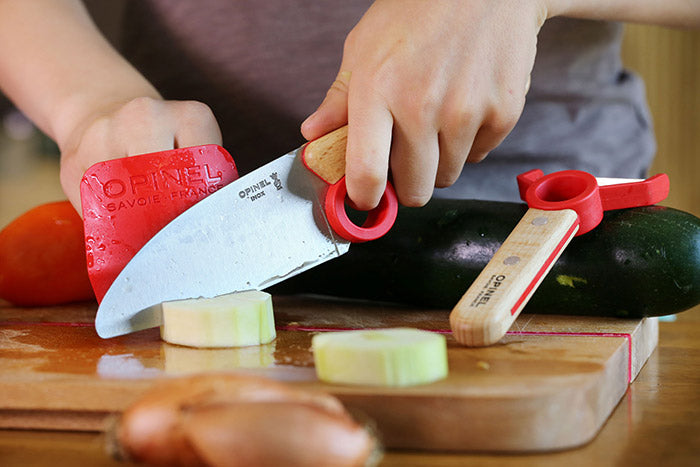 https://www.kitchenkapers.com/cdn/shop/products/opinel-le-petit-chef-set-44_e597b6e5-9da6-4863-ae11-0033a0043b9f_700x467.gif?v=1590078210