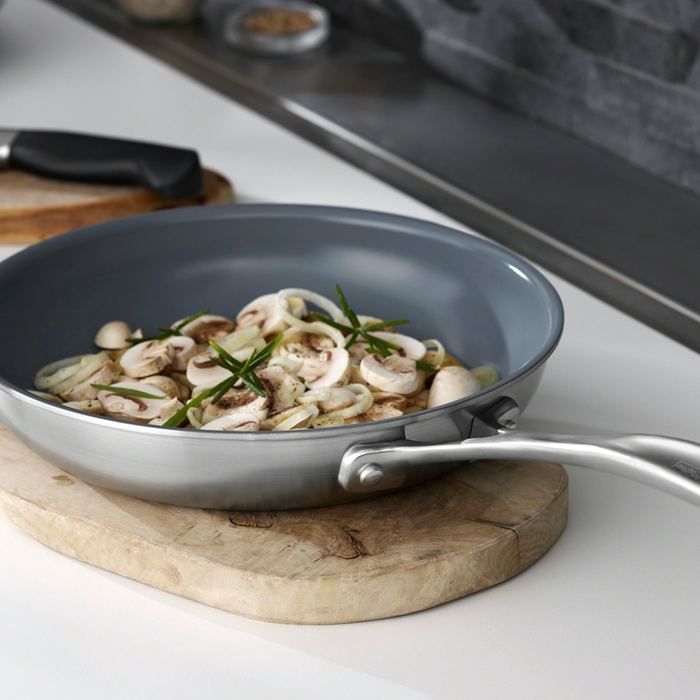 https://www.kitchenkapers.com/cdn/shop/products/zwilling-spirit-fry-pan-product-page_700x700.png?v=1665496646